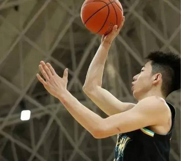 开云体育-莱万多夫斯基在C9比赛中比赛规则变更，出色防守引发热议！-开云体育