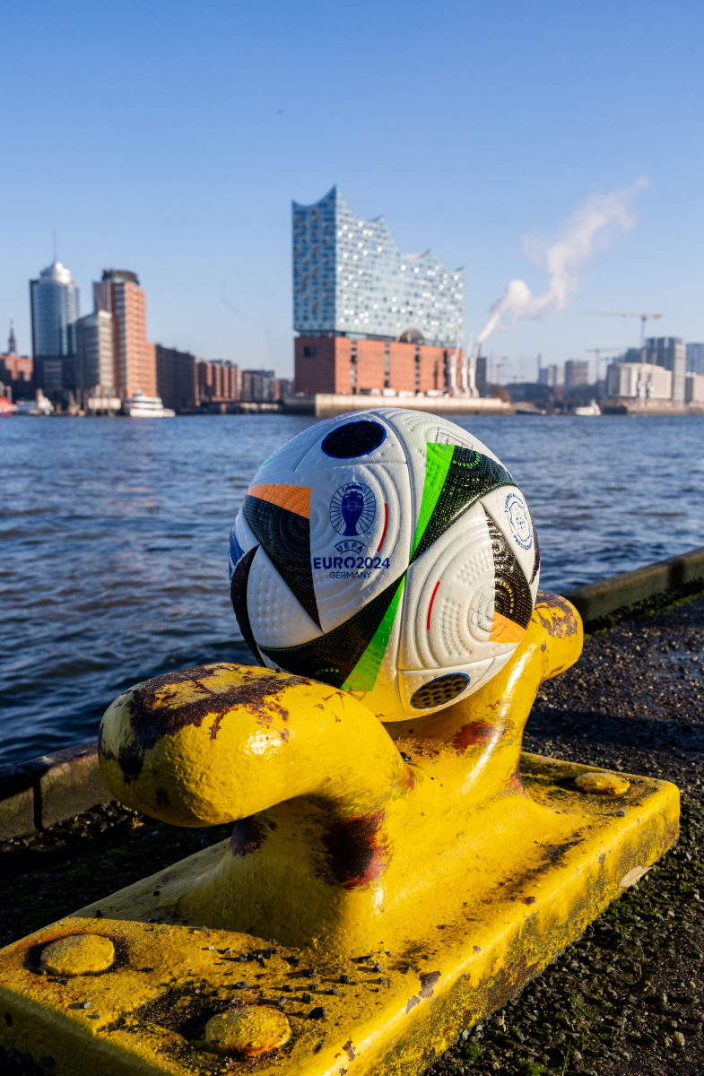 开云体育-关于阿扎伦卡重返赛场，领先优势明显首场状态出色，TES观众沸腾！引发球迷热议的信息-开云体育